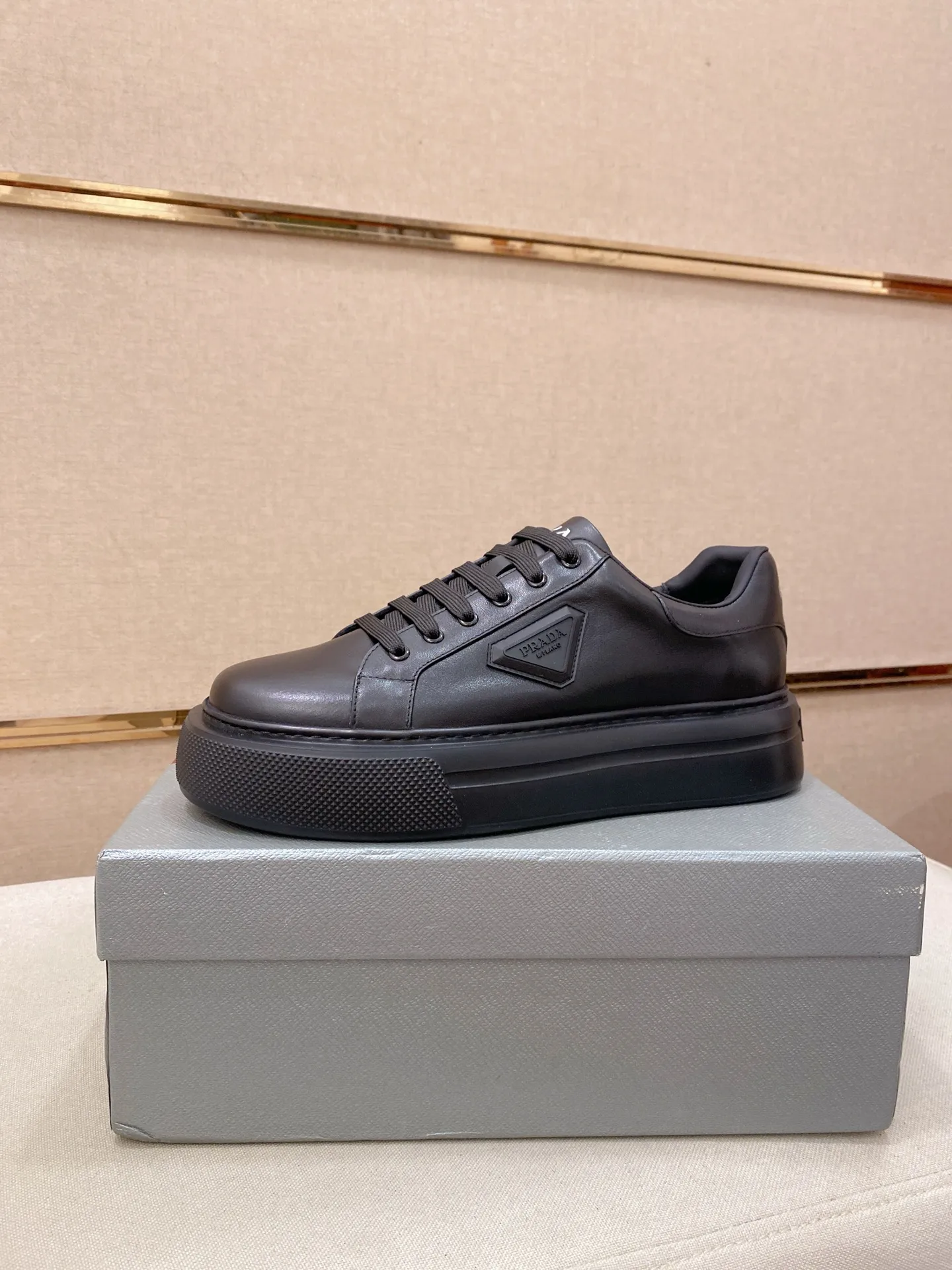 Men's shoes 💰 580💰 ✔️✔️✔️High version High-quality new PRADA (Prada) counters are launched simultaneously, new men's shoes, 😘fabrics are selected from first-layer cowhide fabrics. Lining: Imported cowhide leather lining. 👍🏿High-end☄️Open-molded non-slip rubber outsole, exquisite lines, simple and elegant, comfortable and high-end for leisure travel. Code number: 38 to 45